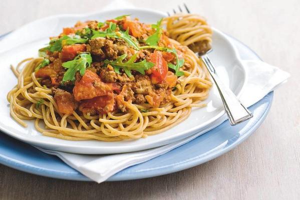spaghetti with tomato sauce and arugula