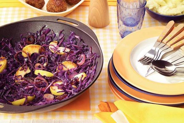 stir-fried red cabbage with apple