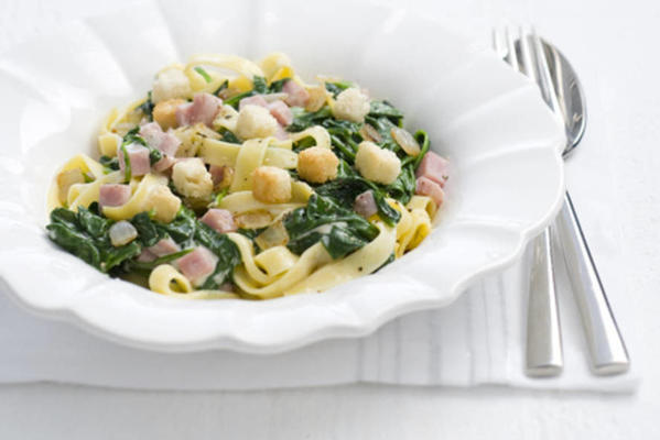 tagliatelle with spinach and garlic croutons