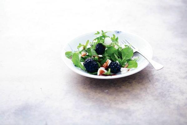 lamb's lettuce with blackberries and goat's cheese