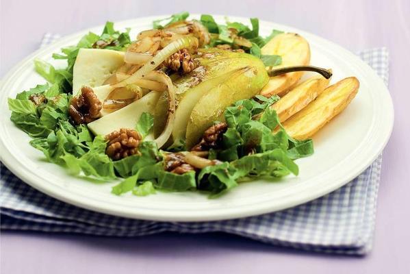autumn salad with pear, walnuts and cheese