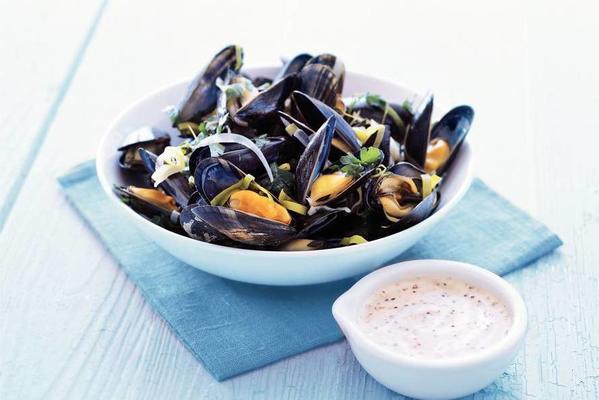 steamed mussels with mustard sauce