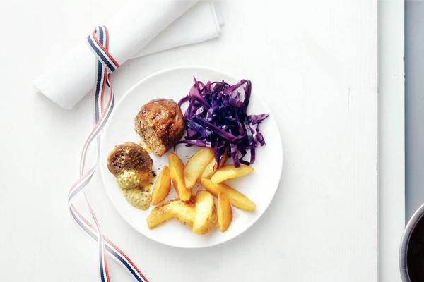 meatball with red cabbage