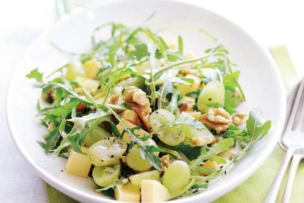 grape salad with arugula, cheese and nuts