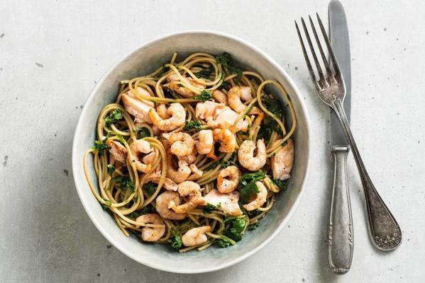 creamy spaghetti with spinach, salmon and shrimps