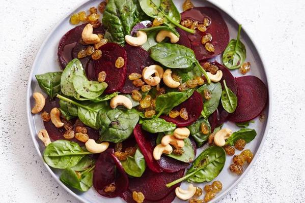 spinach beet salad with cashew nuts