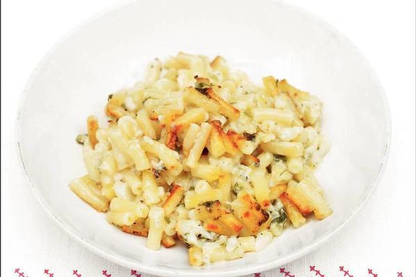 macaroni with cauliflower and cheese from the oven