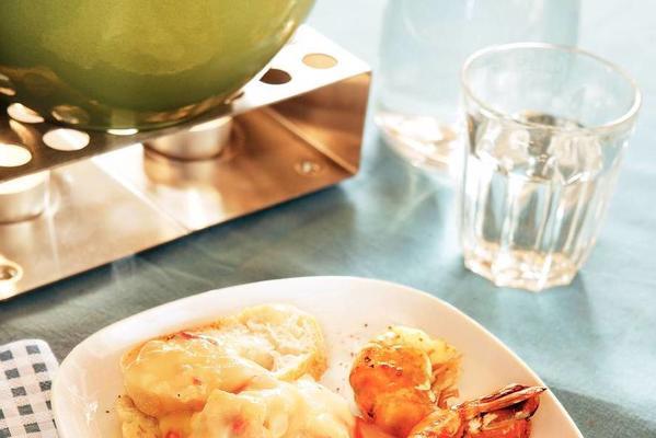 spicy cheese fondue with king prawns