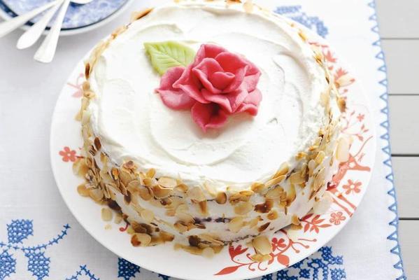 cream cake with rose