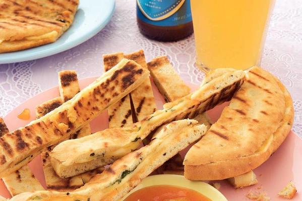 naan bread with spicy cheese