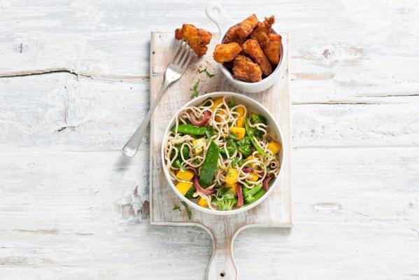 stir-fry noodles with broccoli, mango and quibbling