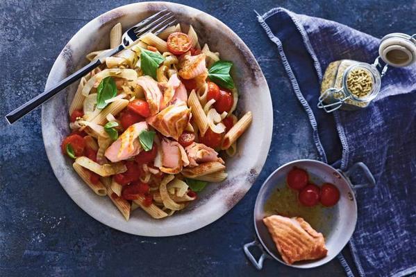 Wholemeal spelled penne with fennel, tomato and salmon