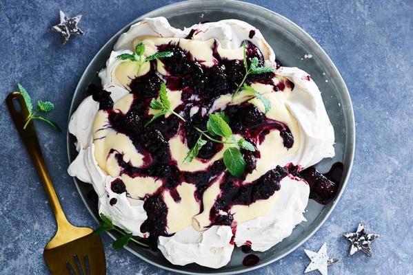 Christmas pavlova with custard, compote and mint