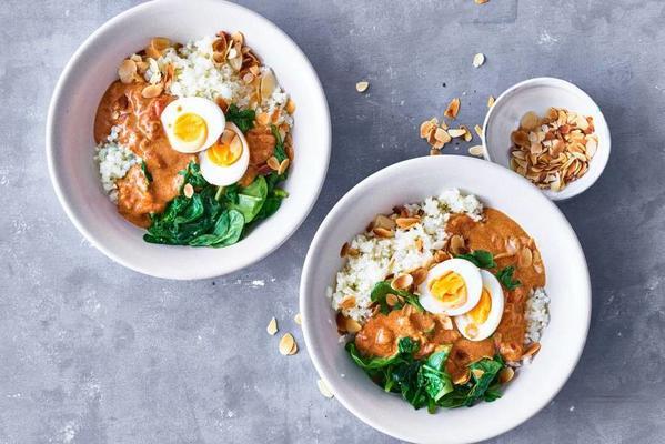 Indian korma with egg, spinach and cauliflower rice