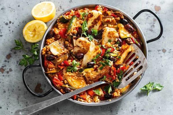 vegetarian paella with grilled vegetables and fried halloumi