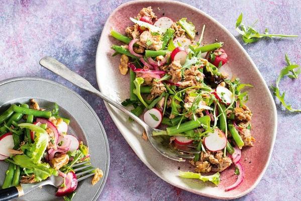fresh tuna-radish salad with green beans and roasted walnuts
