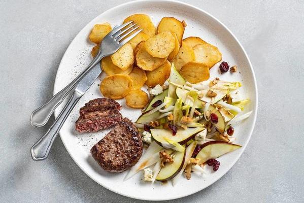 steak the boeuf and chicory salad with pear and blue cheese