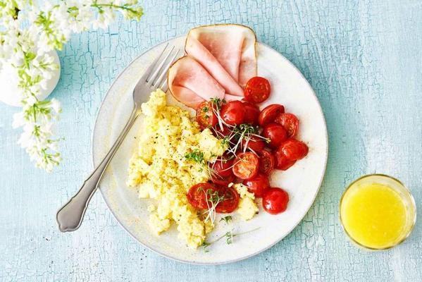 scrambled eggs with ham and fried tomatoes