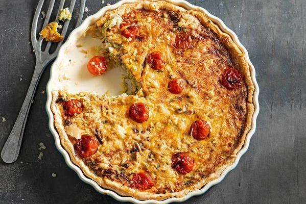 tuna-broccoli quiche with tomatoes and old cheese