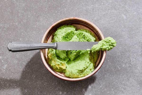pea spread with white cheese