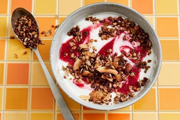 breakfastbowl with granola and red fruit puree