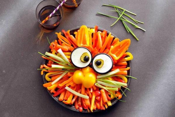 vegetable fries in lion form with dip