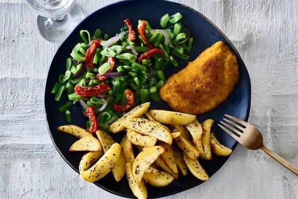 cheese schnitzel with Mediterranean potatoes and string beans
