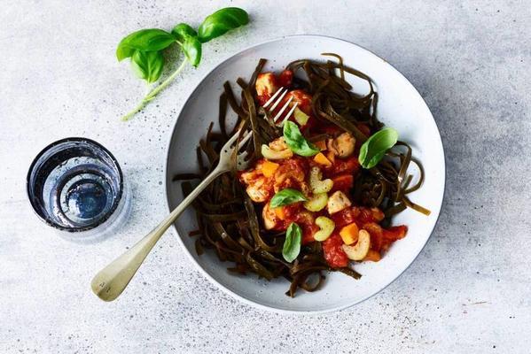 seaweed tagliatelle with tomato-vegetable sauce and chicken