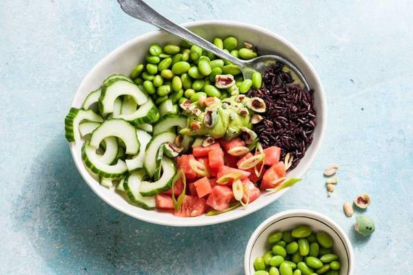 vegan pokébowl with watermelon and black rice