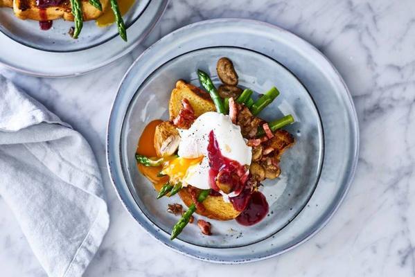 poached eggs with red wine sauce and green asparagus
