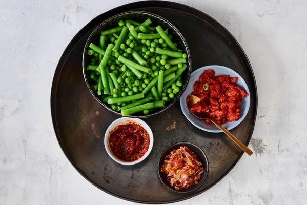 green beans and garden peas with toppings