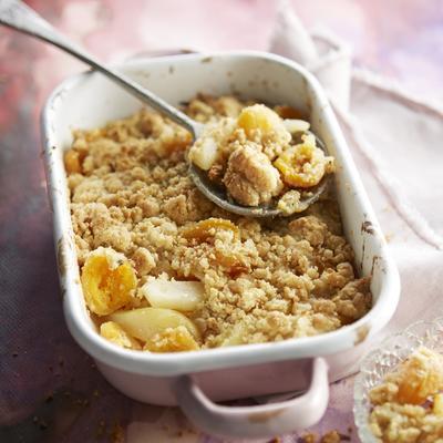 pear-apricot crumble with oatmeal