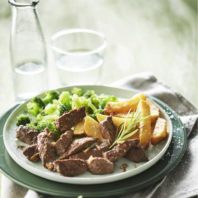 beef strips with garlic, broccoli and oven fries