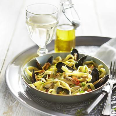 tagliatelle with mussels and red pepper