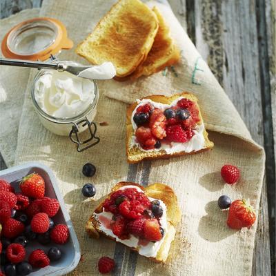toast with mascarpone and forest fruits