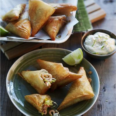 egg rolls with shrimps and lime