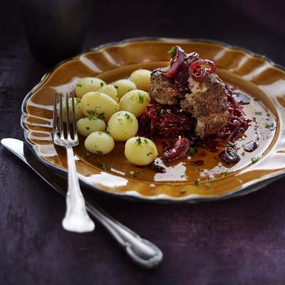 German steak with onion marmalade and red cabbage