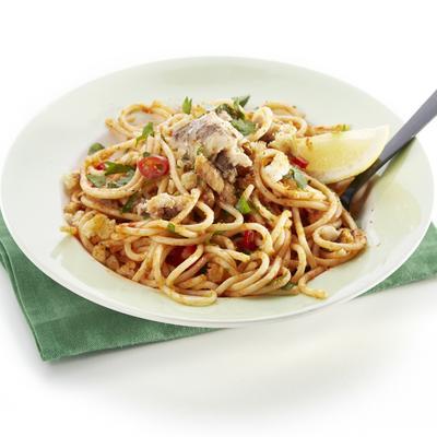 spaghetti with sardines and red pepper
