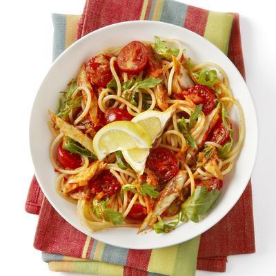 spaghetti with tomatoes and mackerel