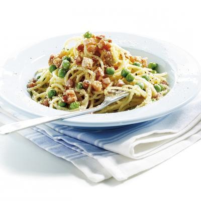 spaghetti carbonara with peas