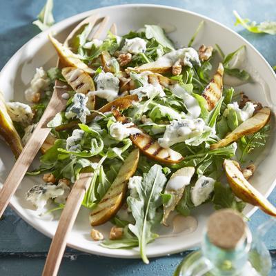 salad with grilled pear, blue cheese and walnut dressing