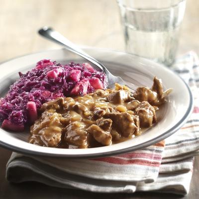Dutch hachee with red cabbage
