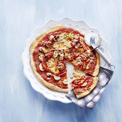 pizza with tuna, mushrooms and mozzarella