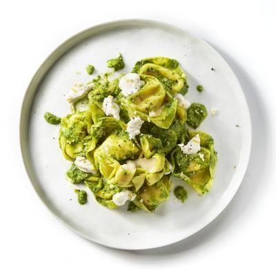 cheese tortellini with spinach and almond