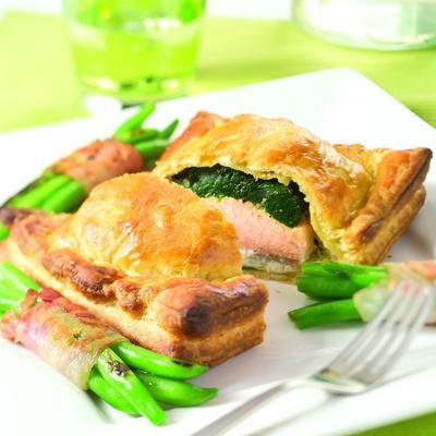 salmon packages with spinach and green beans