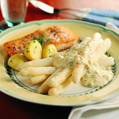 salmon with asparagus and white wine sauce