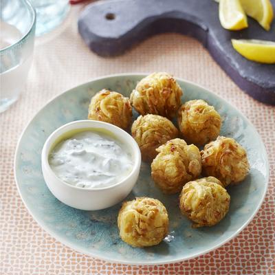 onions fritters with mint dip