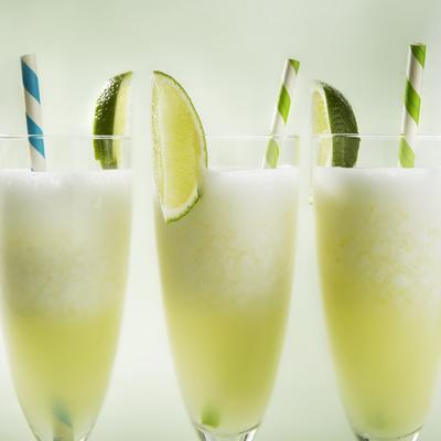 prosecco cocktail with lime