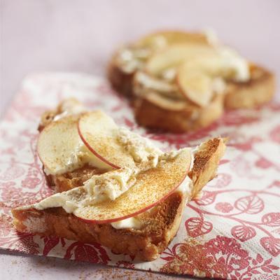 sugar bread with mascarpone, apple and cinnamon