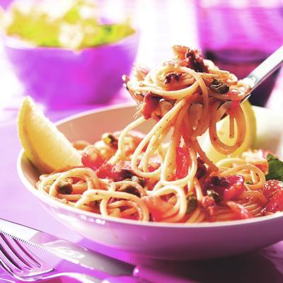 spaghetti with tomato, anchovies and capers